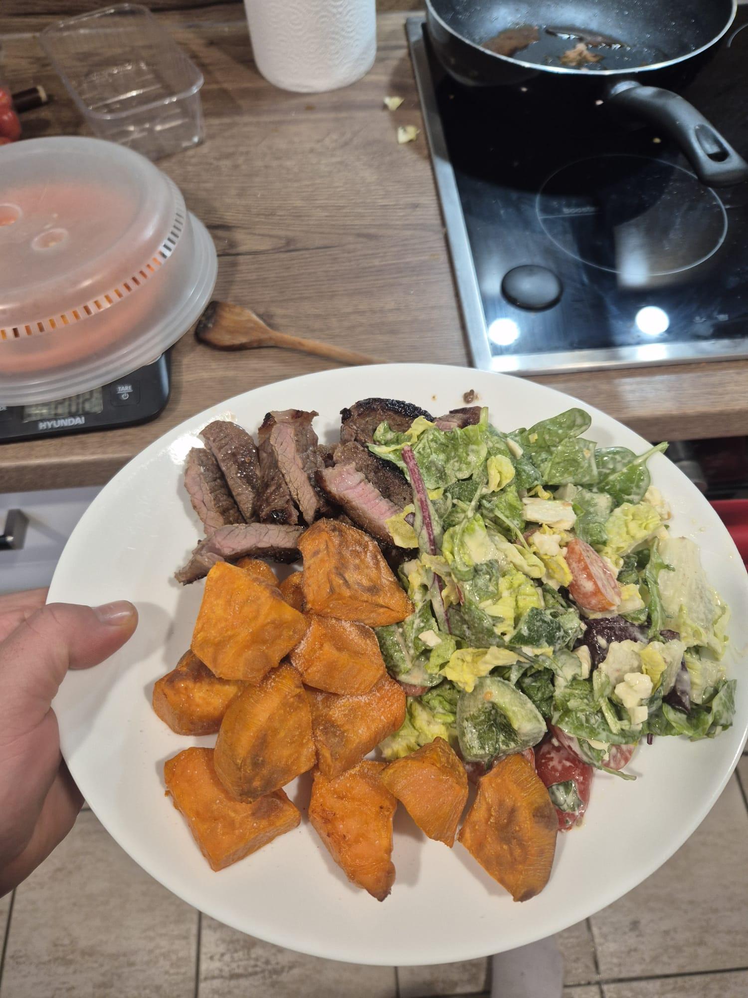 Steak s batáty a salátem